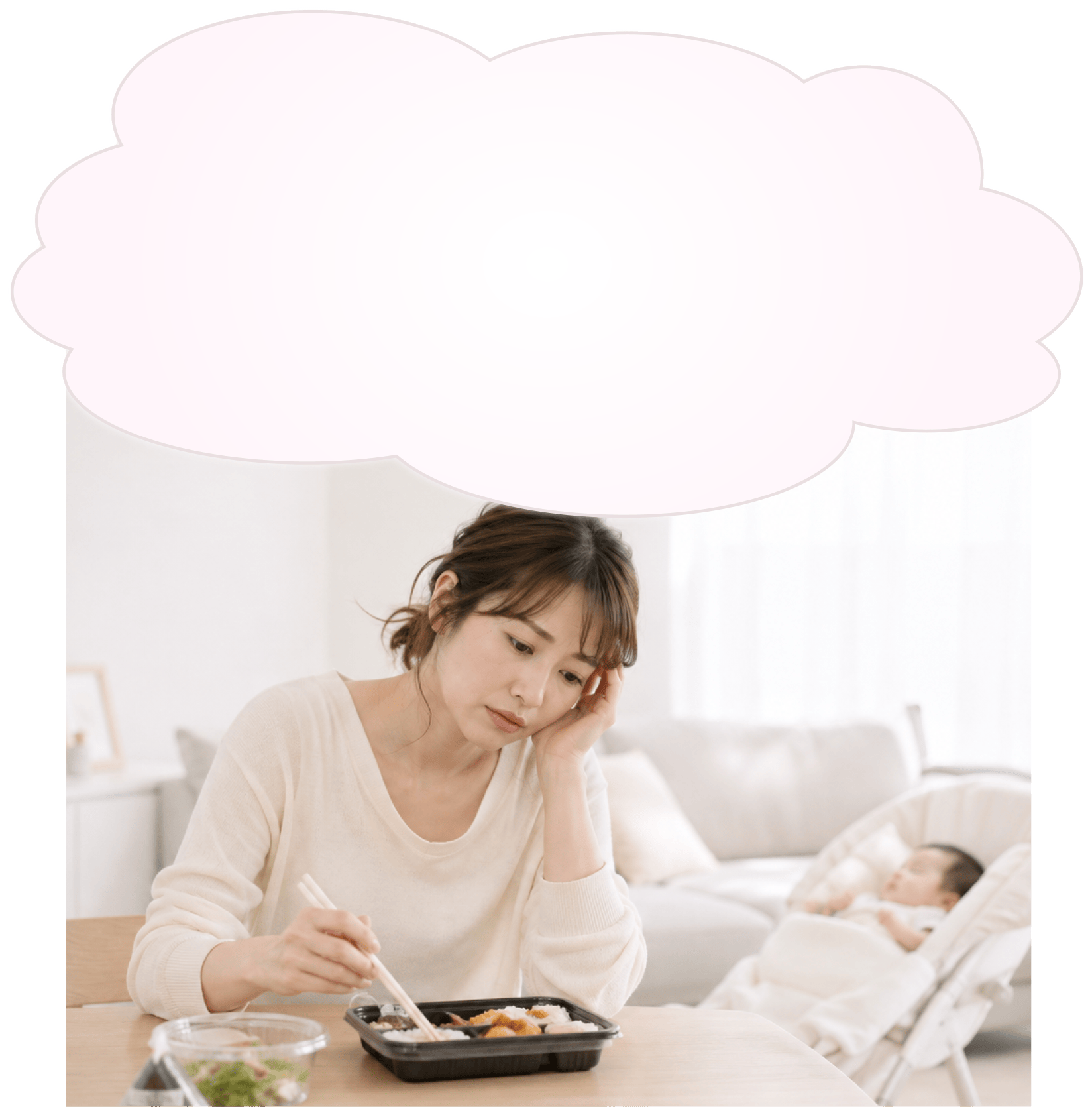 赤ちゃんを見守りながら食事をとるママ